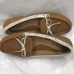SZ 8   B O C. LADY MOCCASIN tan w white tiesRUBBER SOLES comfort inside❤️